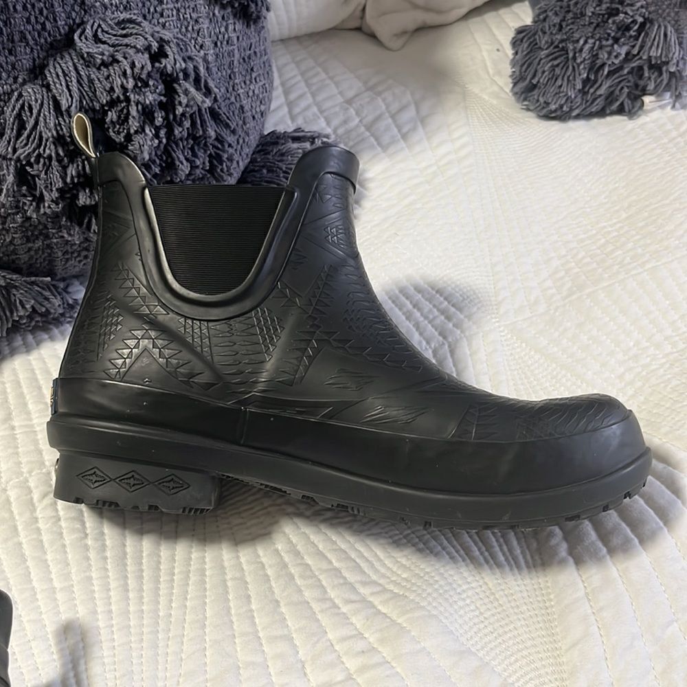 Pendleton Embossed Chelsea Rain Boots (Size 7) - Picture 15 of 16